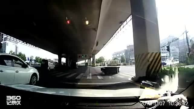 行车记录仪实拍：农村小路，三轮车“闭着眼”走，险些“上天”