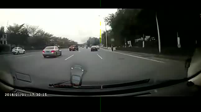 车祸行车记录仪实拍，实线变道，这个司机水平真菜！