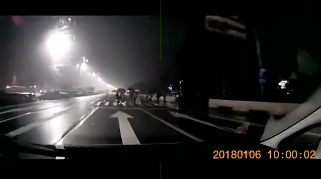 行车记录仪实拍：多位女生斑马线过马路，小一秒轿车司机害惨自己