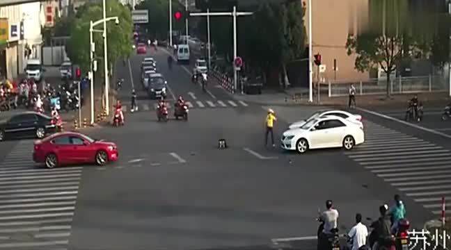 行车记录仪实拍：路虎拐弯不看后视镜，下一秒直接变“废虎”