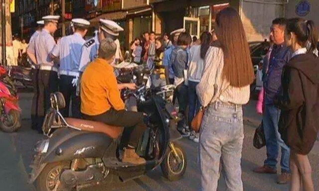 电动车新规正式实施，为什么交警严抓超标电动车？原因在这件事上