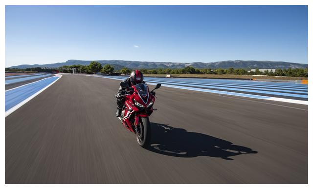 本田又要火了!76马力648cc,液晶屏+离地间隙130,7.8万值吗