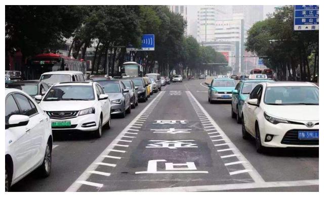 开车遇到“锯齿车道”怎么办？看清楚再走，老司机都有走错的
