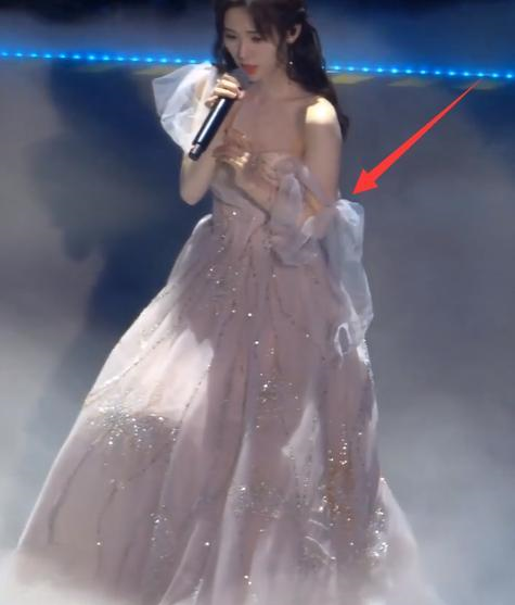 鞠婧祎穿薄纱礼服,肩带却无意滑落,看清肩膀,难怪她不