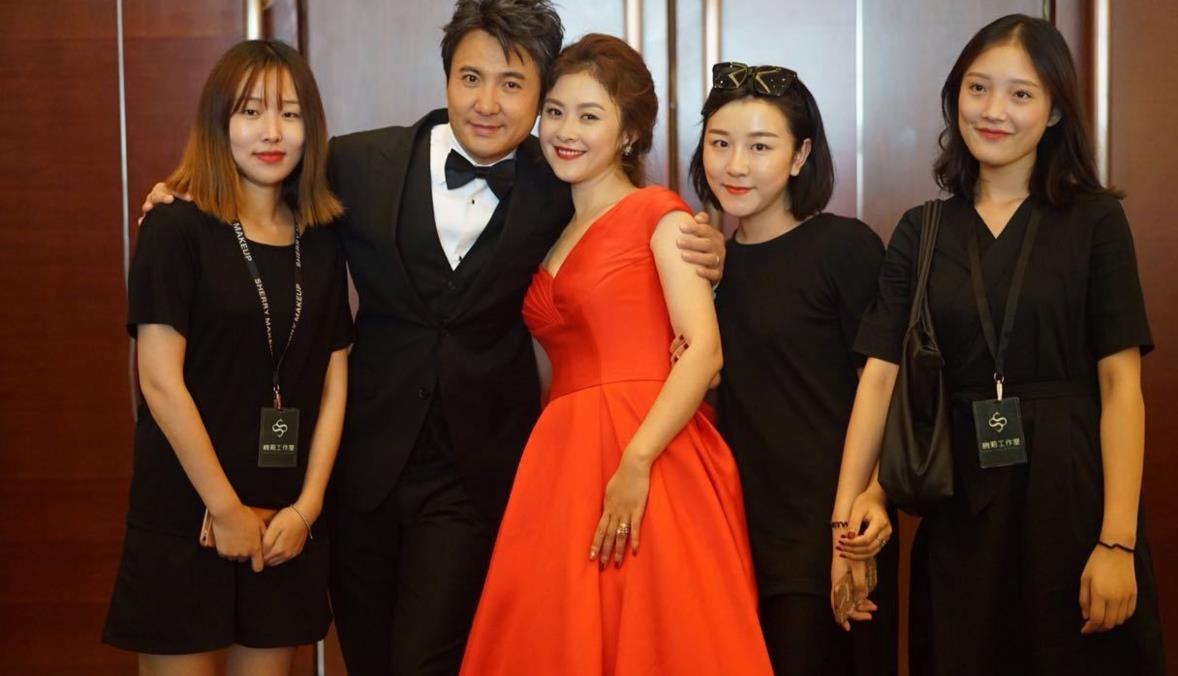 沈腾携老婆亮相活动一家三口满满幸福感郎才女貌真让人羡慕