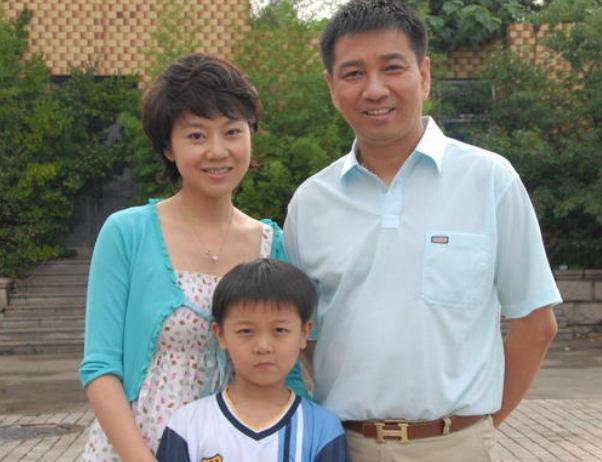 62岁刘莉莉全家照,女儿漂亮老公是他,比自己还要小4岁