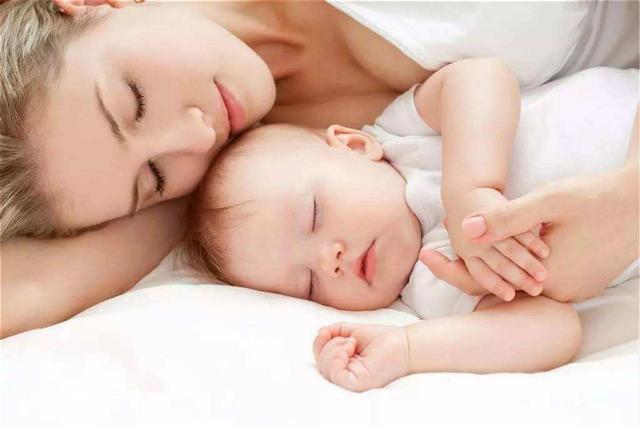 小宝宝是单独睡，还是和父母一起睡？美国育儿法为什么行不通？