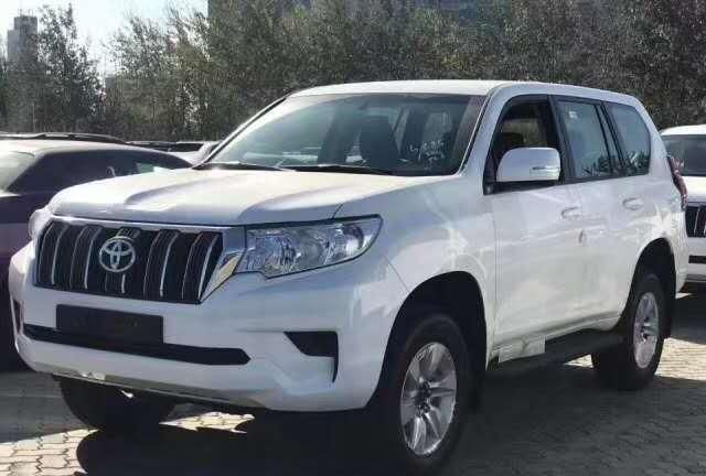 丰田SUV家族最热门的越野车之一：丰田霸道2700中东规格户外实拍