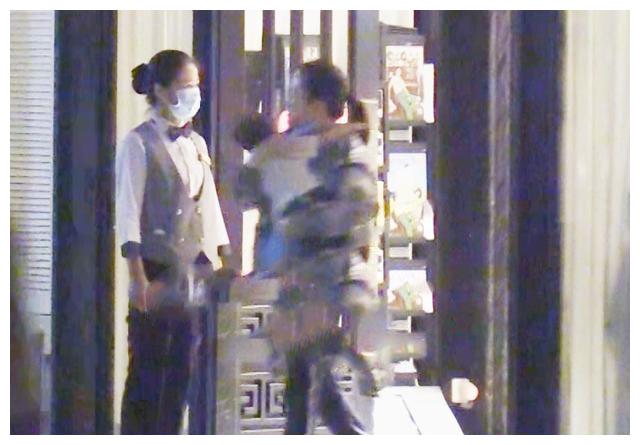 赵丽颖带儿子现身，宝宝正脸照首曝光