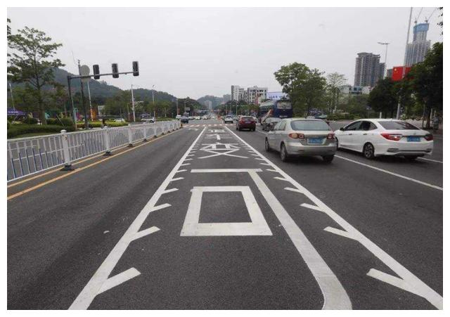 开车遇到“锯齿车道”怎么办？看清楚再走，老司机都有走错的