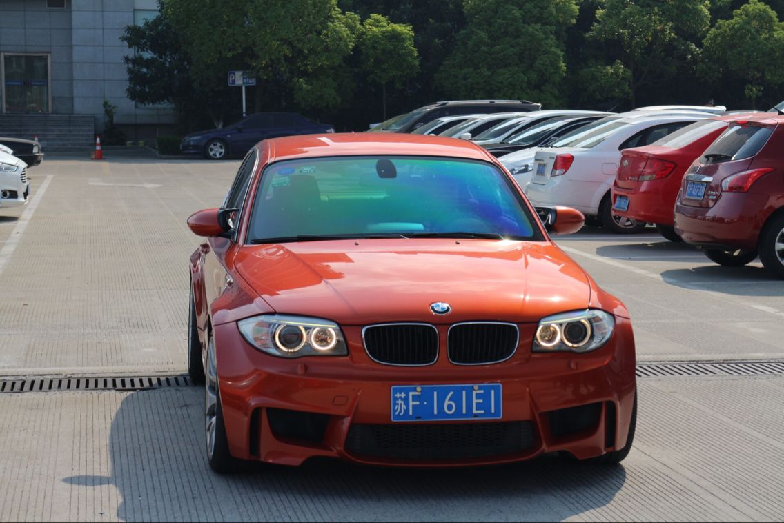 南通车管所偶遇宝马1M性能车，轰鸣声引人注目！