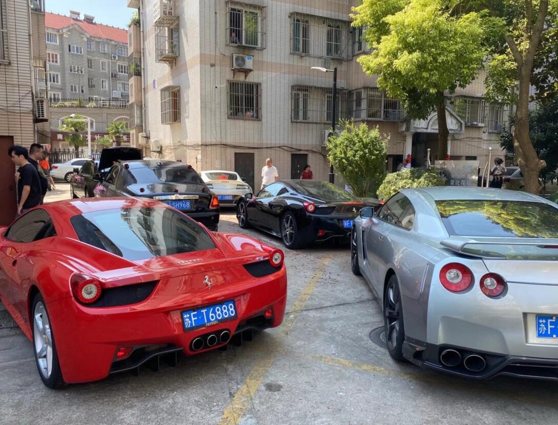 南通老小区实拍法拉利婚车队，气场秒杀周围众车！