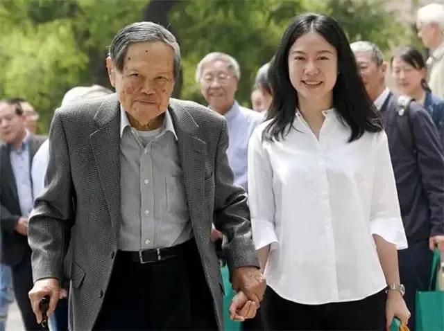 自从在2004年,时年82岁杨振宁与28岁的翁帆结婚登记后,就一直受到