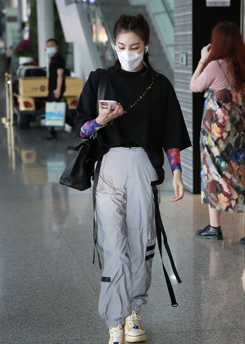 张雨绮街拍:长短袖叠穿chrisuno反光工装裤 扎羊角辫酷劲十足
