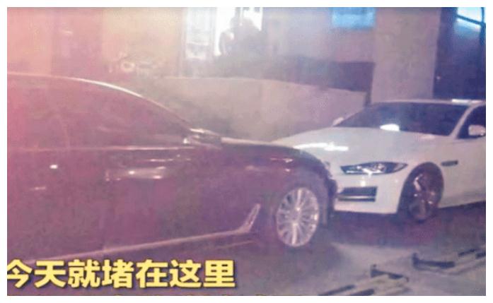 宝马堵住小区门，扬言车200万谁敢动？交警扑哧一笑：抱歉没忍住
