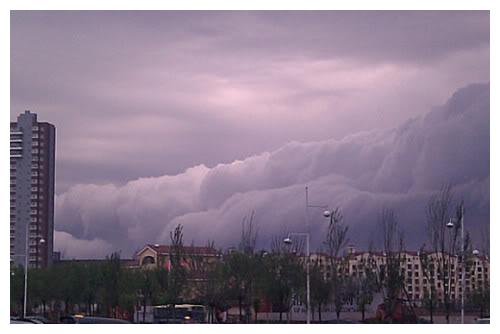 广州出现的高大“云墙”，瑰丽壮观汹涌澎湃，知道是怎么回事吗