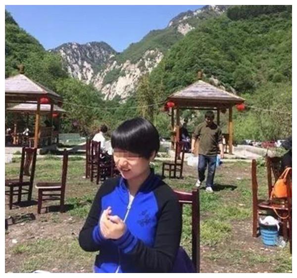 在跳崖前一天,李妍依然住在豪华月子会所内.