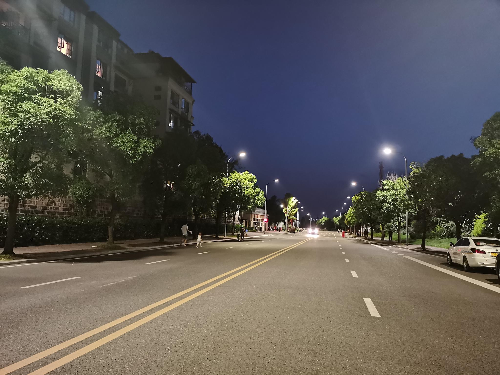 灯光下,马路变了样子,更平