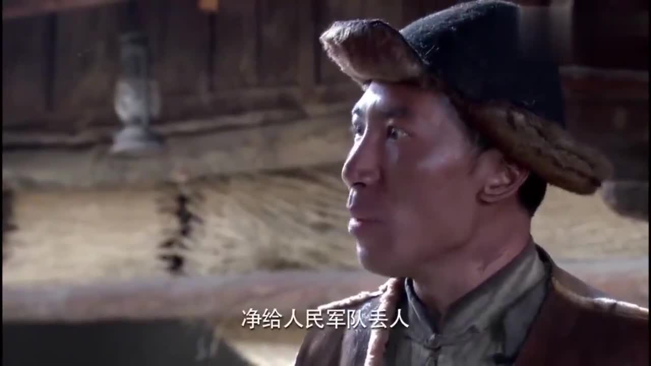 二炮手:黄哥教张三站军姿,结果自己脚崴了,报应啊