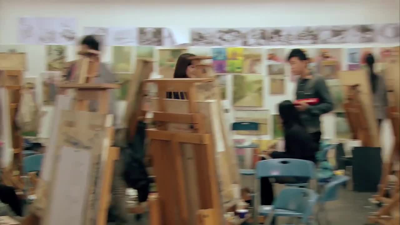 爱情公寓4悠悠假装学生去上关谷的美术课同学们让她呛老师