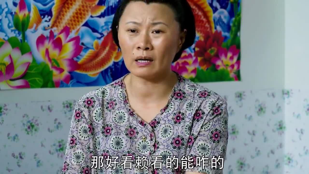 乡村爱情刘能媳妇给四嫂涂口红给四嫂拍照修图发朋友圈