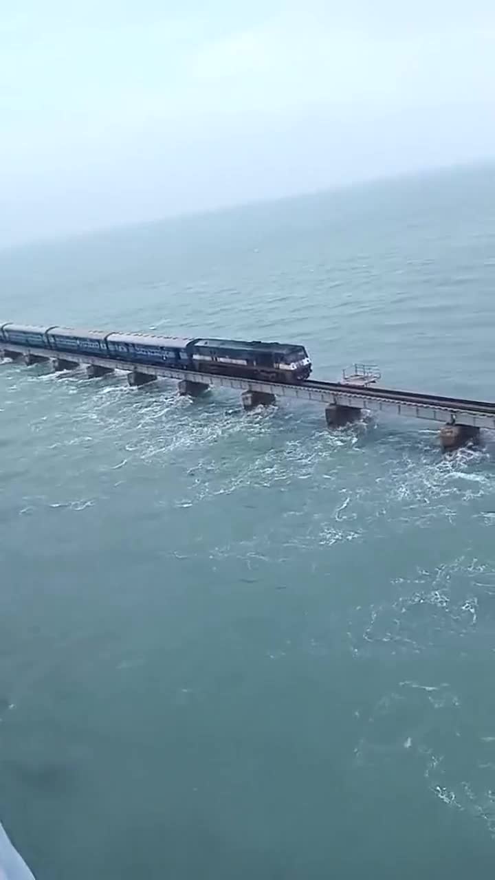印度海上火车了解一下，修建不容易，墩子深不可测！