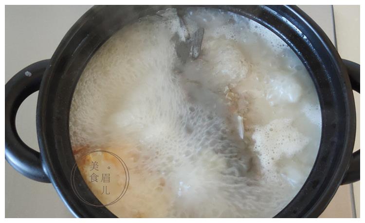 鲫鱼汤直接下锅煮就错啦!牢记3点,汤色浓白似牛奶,鲜美无腥味