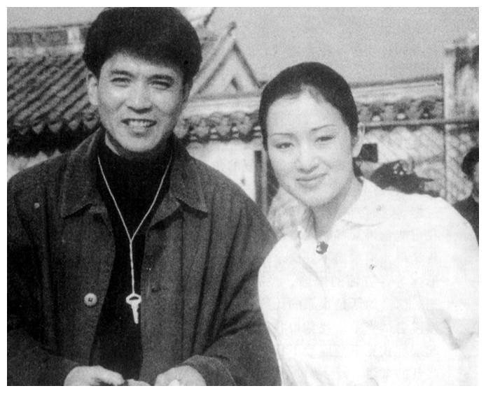影帝孙淳:与患病妻子相伴35年,今无儿无女养狗作伴