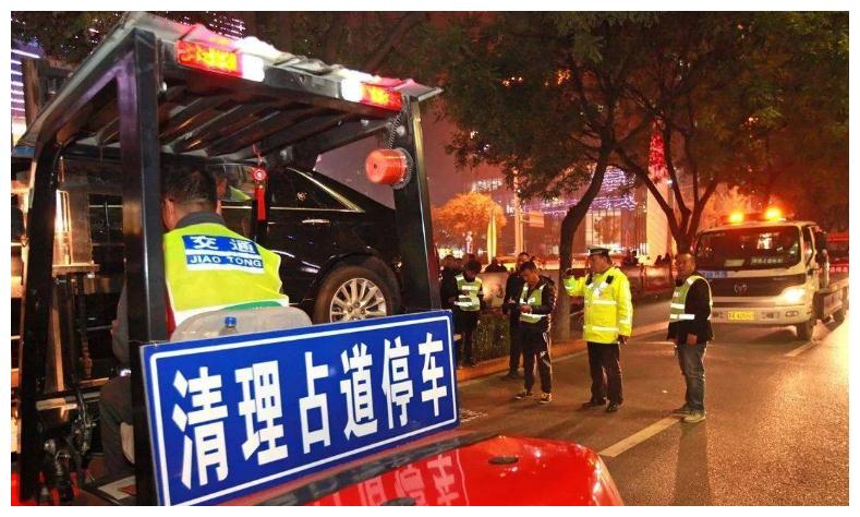 宝马堵住小区门，扬言车200万谁敢动？交警扑哧一笑：抱歉没忍住