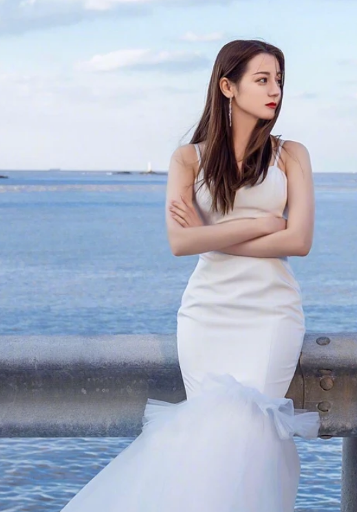 女明星婚纱照:热巴美艳,刘亦菲清纯,关晓彤太仙,赵丽颖最意外