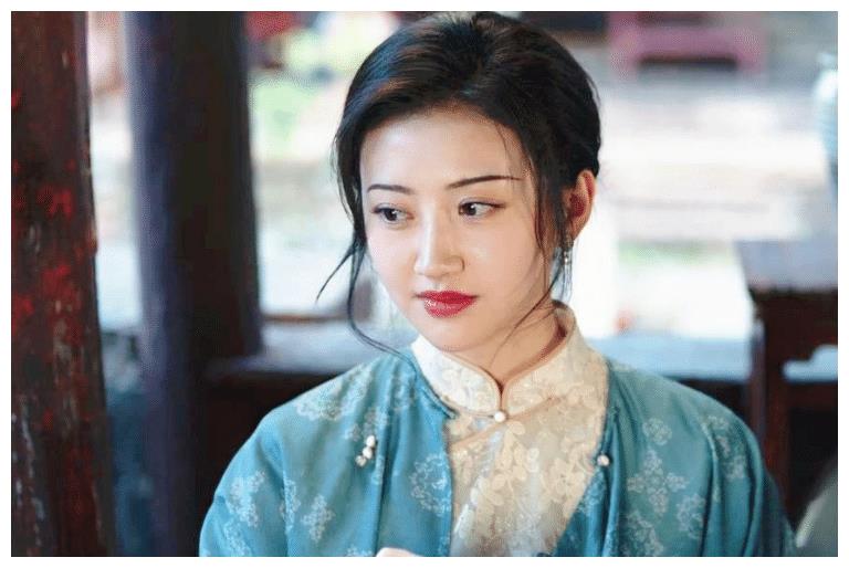 电视剧《司藤》,景甜一人分饰两角也很出色,后期白英才变的脸