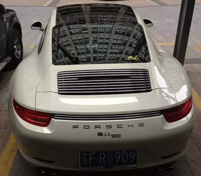 南通唯一一台保时捷911五十周年纪念版,限量版尾标非常醒目!