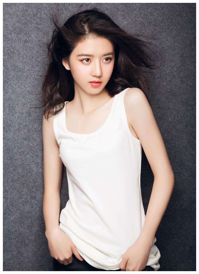 华语影视女演员,歌手明星美女李凯馨白色背心清爽写真