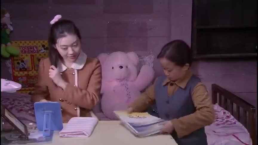 袖珍妈妈杜娟牵着笑笑的手送她上学这种画面真是温暖到我了