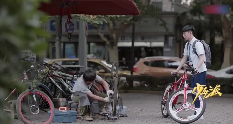 钱三一特地给自行车加了后座，谁知却不能带人