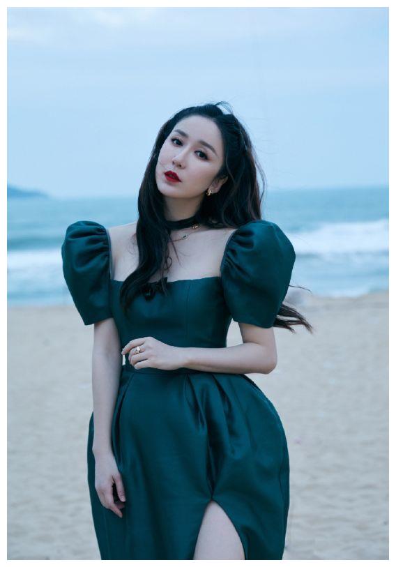 娄艺潇参加活动变"假脸娃娃",30多岁的女人之美拼的是