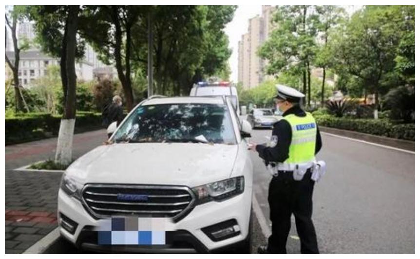 宝马堵住小区门，扬言车200万谁敢动？交警扑哧一笑：抱歉没忍住