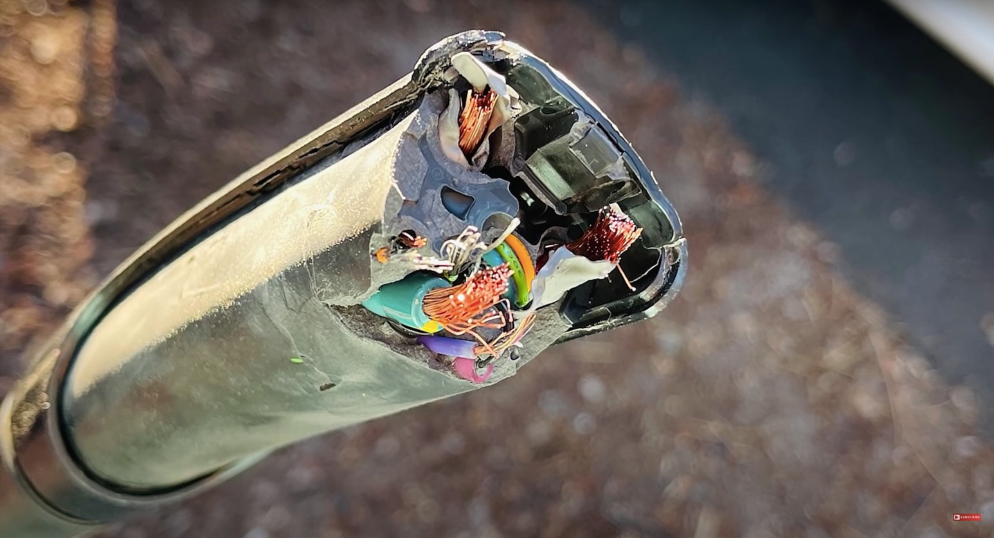 弄坏了特斯拉充电枪需要赔多少钱?雪佛兰用户给了一个答案休闲区蓝鸢梦想 - Www.slyday.coM 弄坏了特斯拉充电枪需要赔多少钱?雪佛兰用户给了一个答案休闲区蓝鸢梦想 - Www.slyday.coM