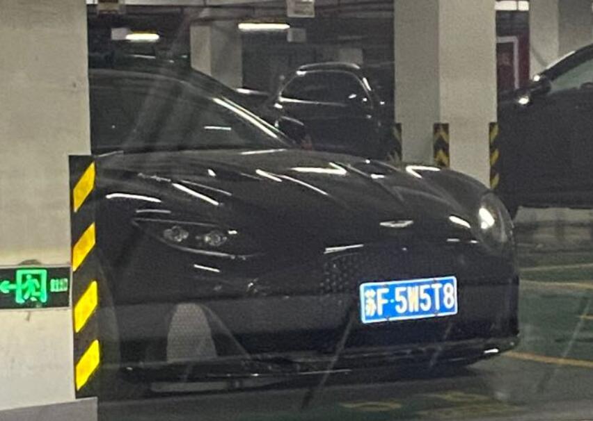 南通某别墅地库实拍新款阿斯顿马丁跑车，回头率百分百！