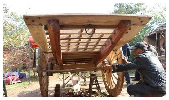 农村大叔用木头造车,速度比电动车还快,转手换了一套房