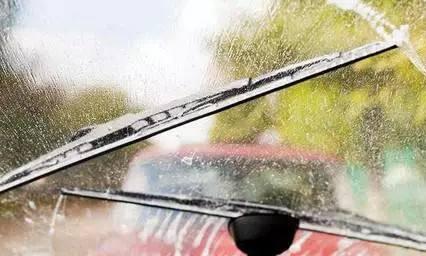 雨刮器总是刮不干净？并不是雨刮要换了！这样处理即可！