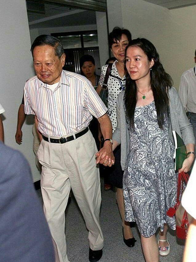 杨振宁与小54岁妻子翁帆的十指紧扣其实并不是因为爱情