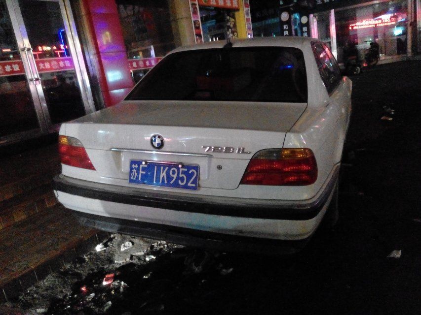 南通如东县街头实拍宝马728iL，经典外观充满了奢华感！