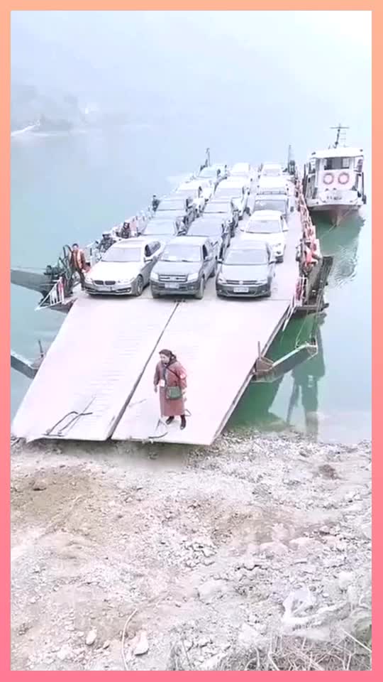 大船带着车上岸车看起来不是新车知道这是什么车吗