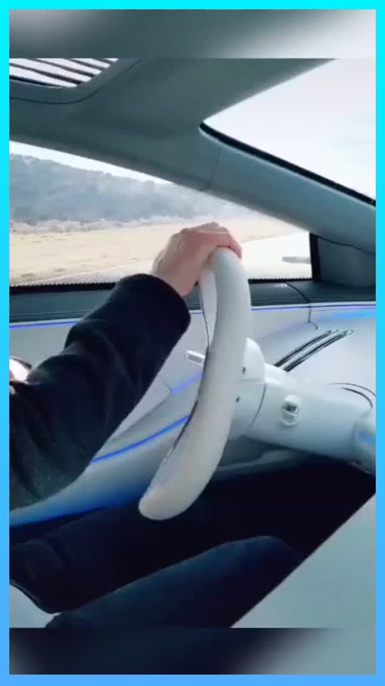 奔驰EQS概念车，只有半个方向盘，方便无人驾驶