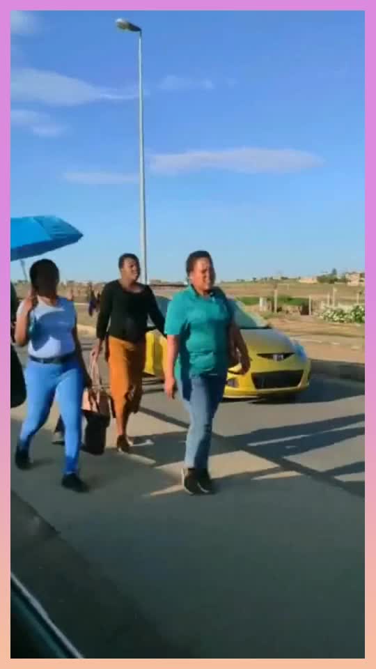 实拍非洲大城市的上班早高峰期有钱人开汽车没钱的走路