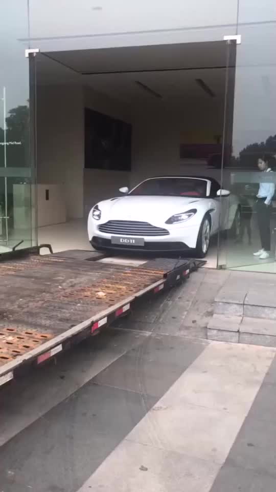 实拍阿斯顿马丁DB11，这样的车子开在街头会怎样呢