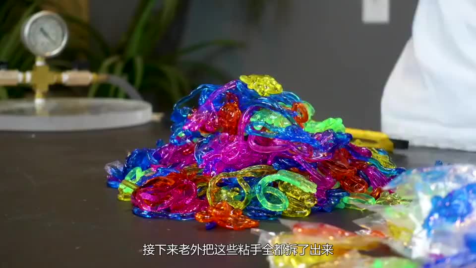 外国小哥用500个小粘手,做成了超大粘手,网友:看着真