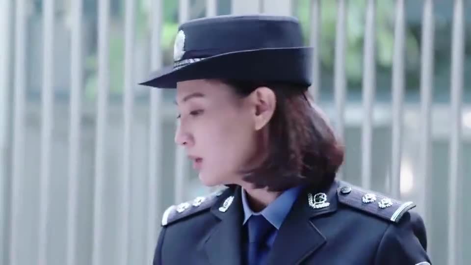 警花与警犬姝寒要离开基地没想到樱桃跟在车子后面追太感人