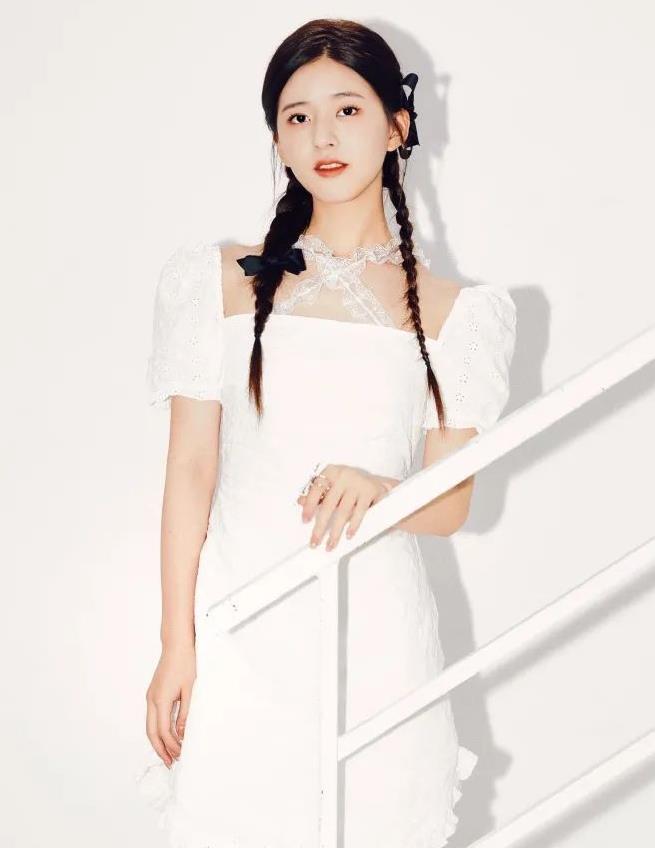 赵露思真是绝世小甜豆穿蝴蝶结娃娃裙上舞台像十几岁小女孩